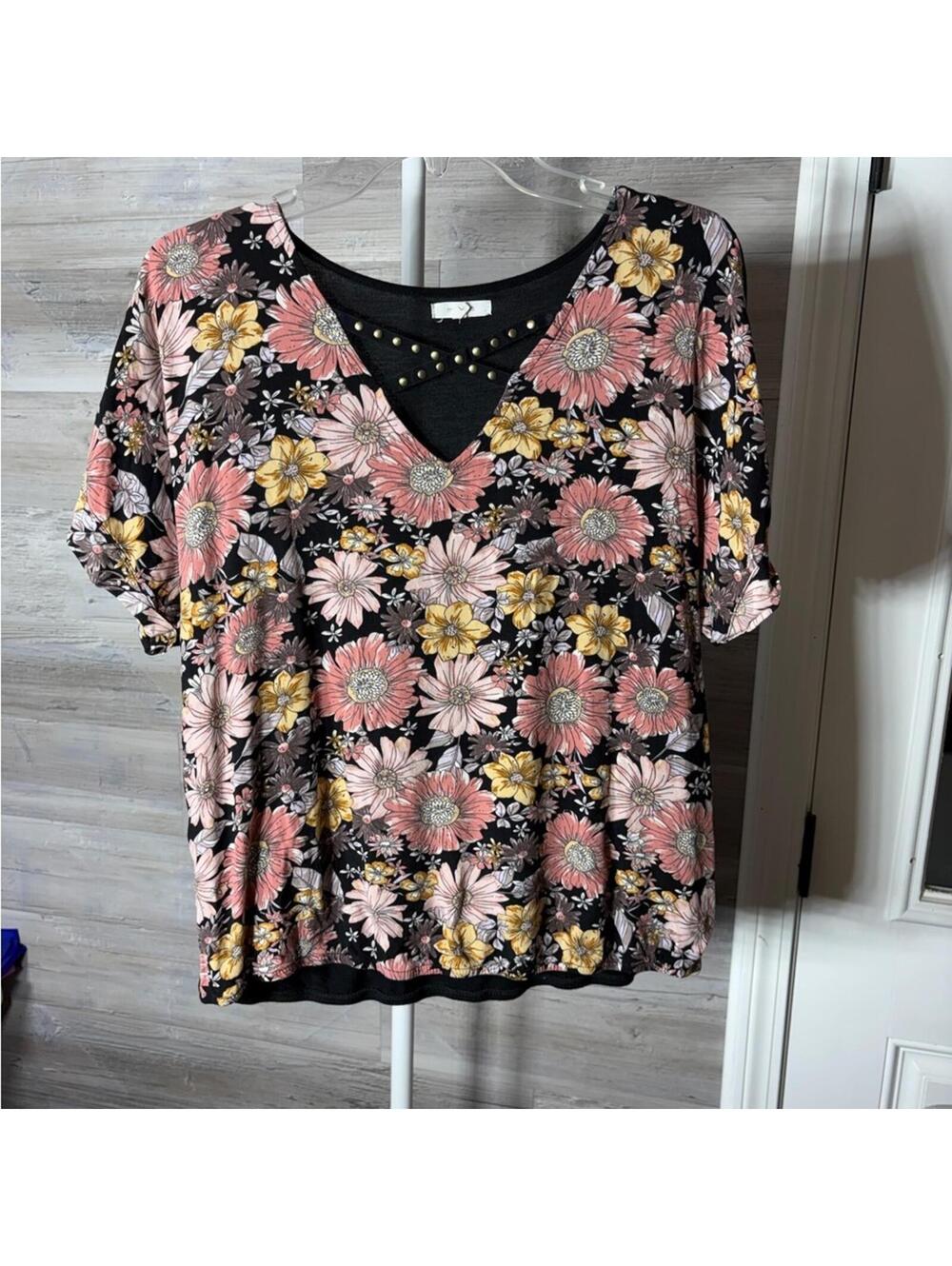 Maurices Women's Floral Print V-Neck Top with Stud Detail Size L 976